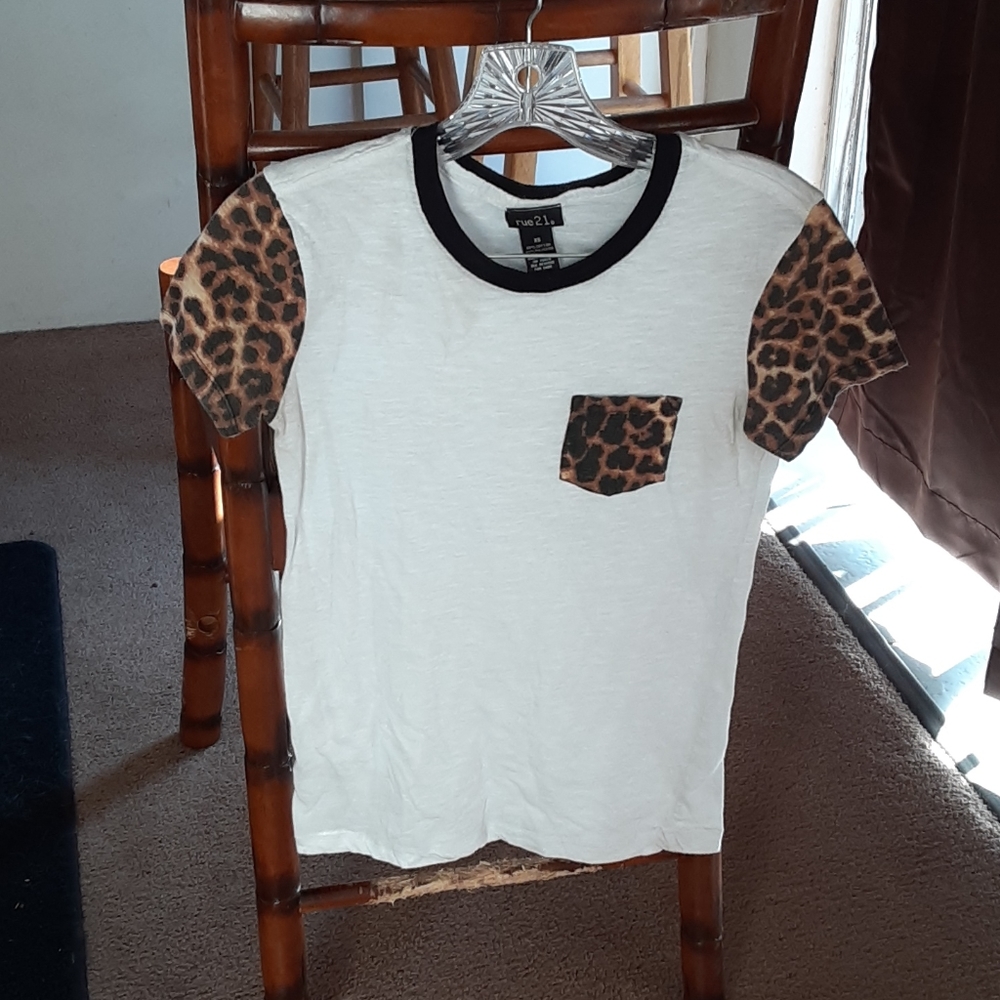 rue 21 white short cheetah sleeves shirt / xs